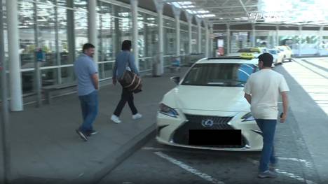 Michael Olise feierte mit dem FC Bayern München einen 2:1-Sieg im Hinspiel des Champions-League-Viertelfinals. Bei der Ankunft der Münchner am heimischen Flughafen am Mittwoch stach der Franzose dann mit einem besonderen Outfit ins Auge. 