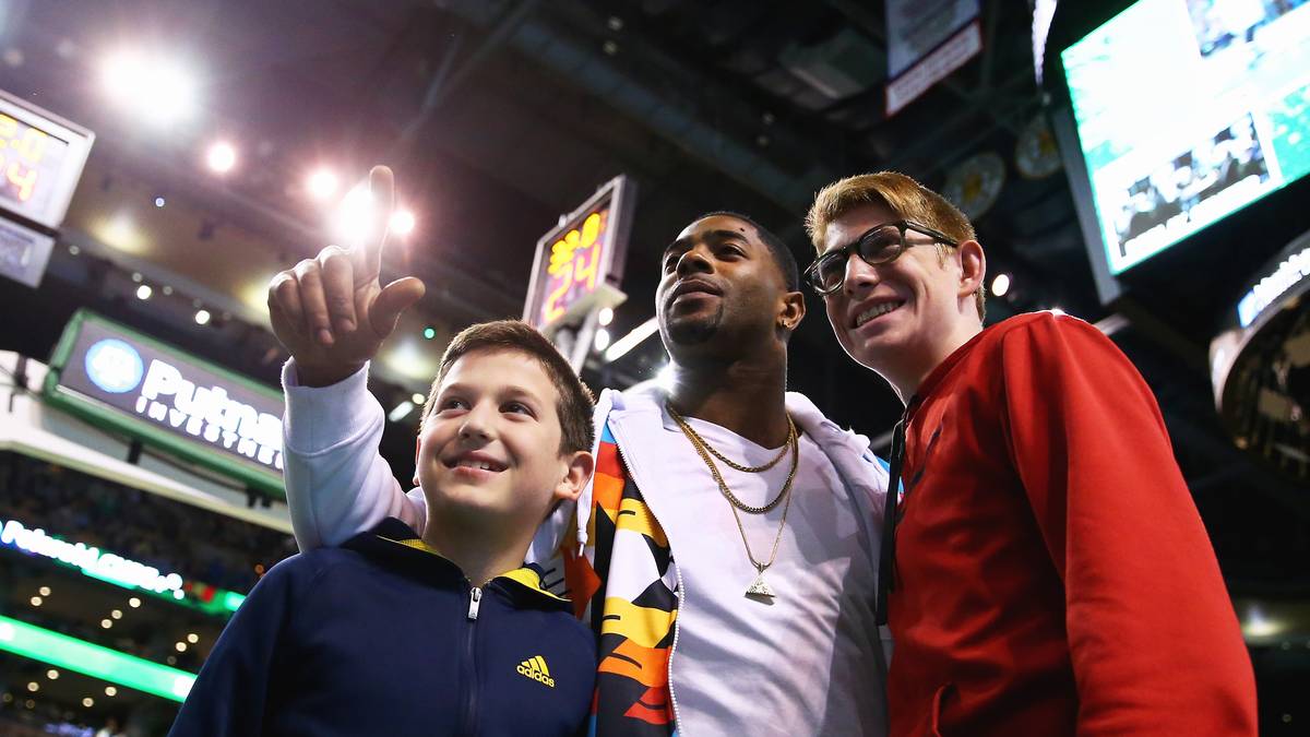 Kurzer Ausflug in eine andere Sportart: Footballer Malcolm Butler (Mitte) von den New England Patriots besucht seine Bostoner Basketball-Kollegen