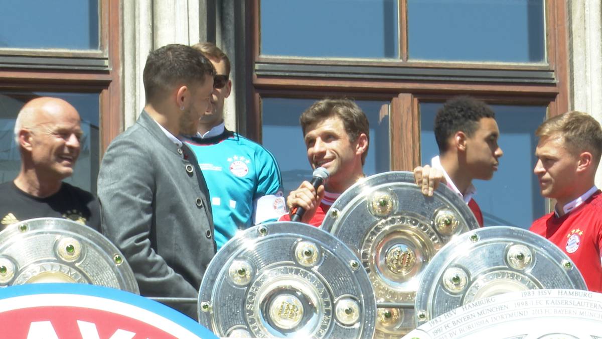 Bei der Meisterfeier des FC Bayern hat Thomas Müller eine besondere Frage an Lucas Hernández. Dieser hat eine freche Antwort parat!