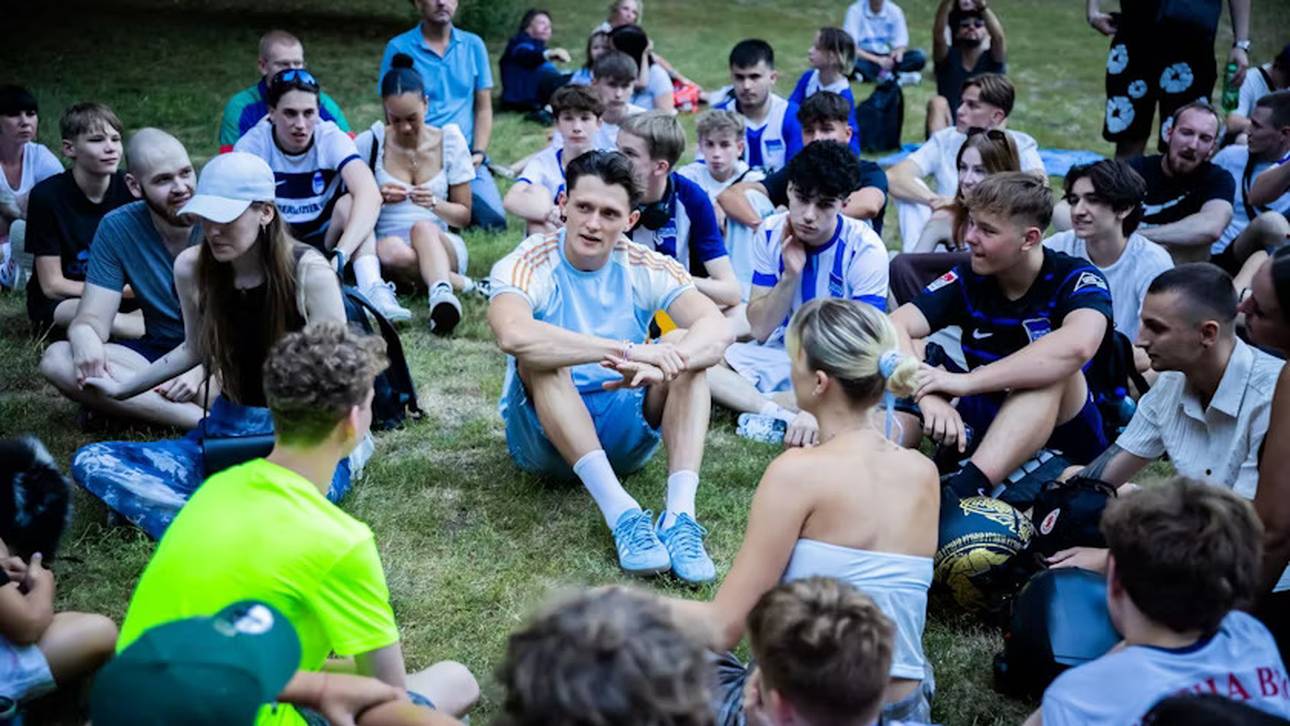 Fabian Reese und Hertha-Fans im Berliner Lietzenseepark.