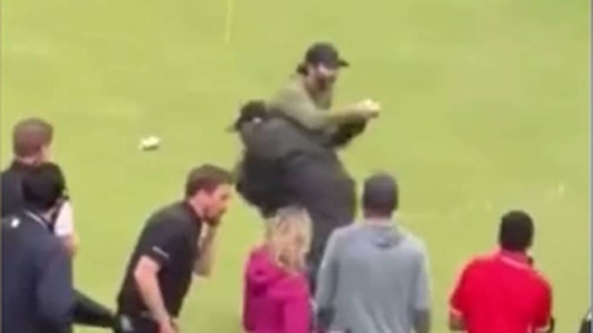 Irre Szene! Golf-Profi von Security getackled