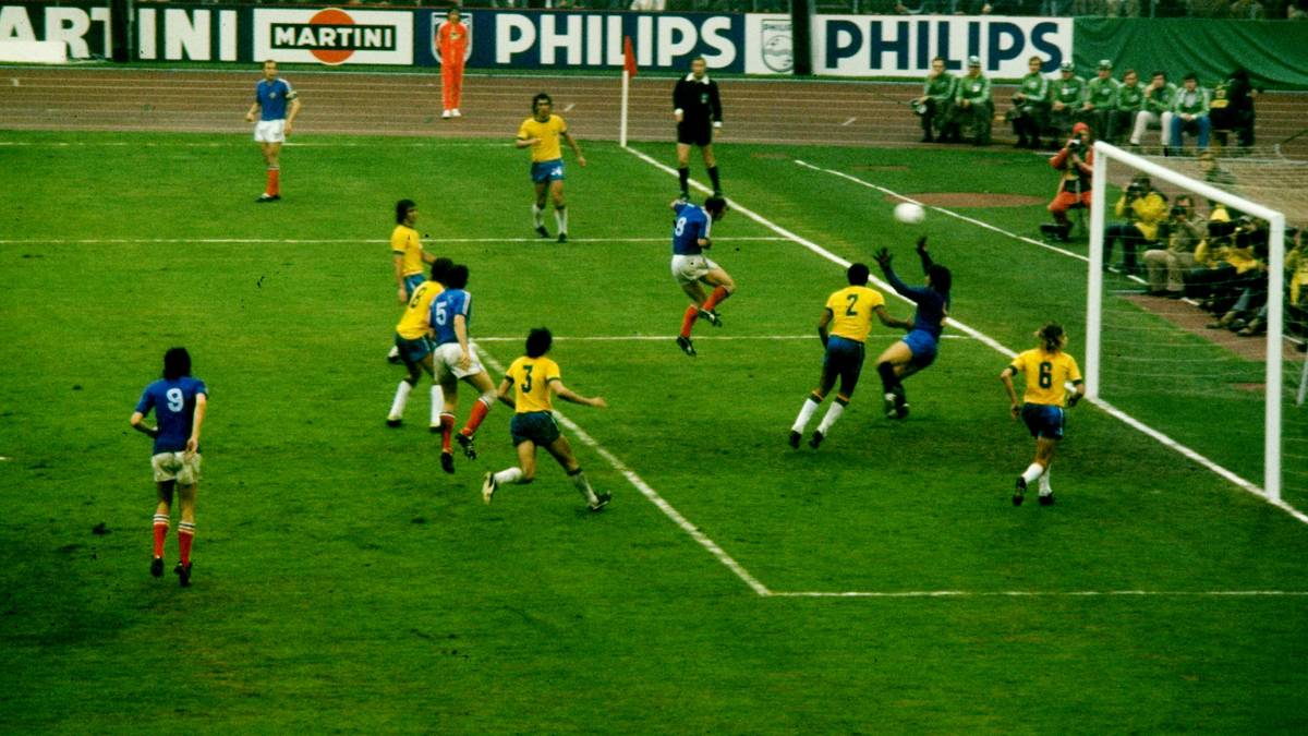 WM 1974: BRASILIEN - JUGOSLAWIEN 0:0 - Aller guter Dinge sind drei? Wie man's nimmt - denn auch bei der WM in Deutschland sehen die Zuschauer im Frankfurter Waldstadion keinen Treffer. Erstmals eröffnet der Weltmeister und nicht der Gastgeber das Turnier