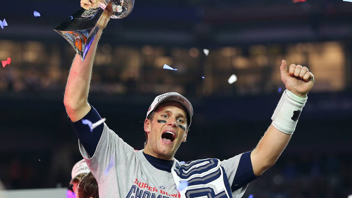 Zwei Jahre lang ist dann in den Playoffs Endstation, ehe Brady im Super Bowl 2015 mit New England gegen die Seattle Seahawks ran muss. Die Pats siegen mit 28:24 und Brady wird wieder einmal zum MVP gewählt. Mit nun vier Ringen zieht er mit den Legenden Terry Bradshaw und Joe Montana gleich