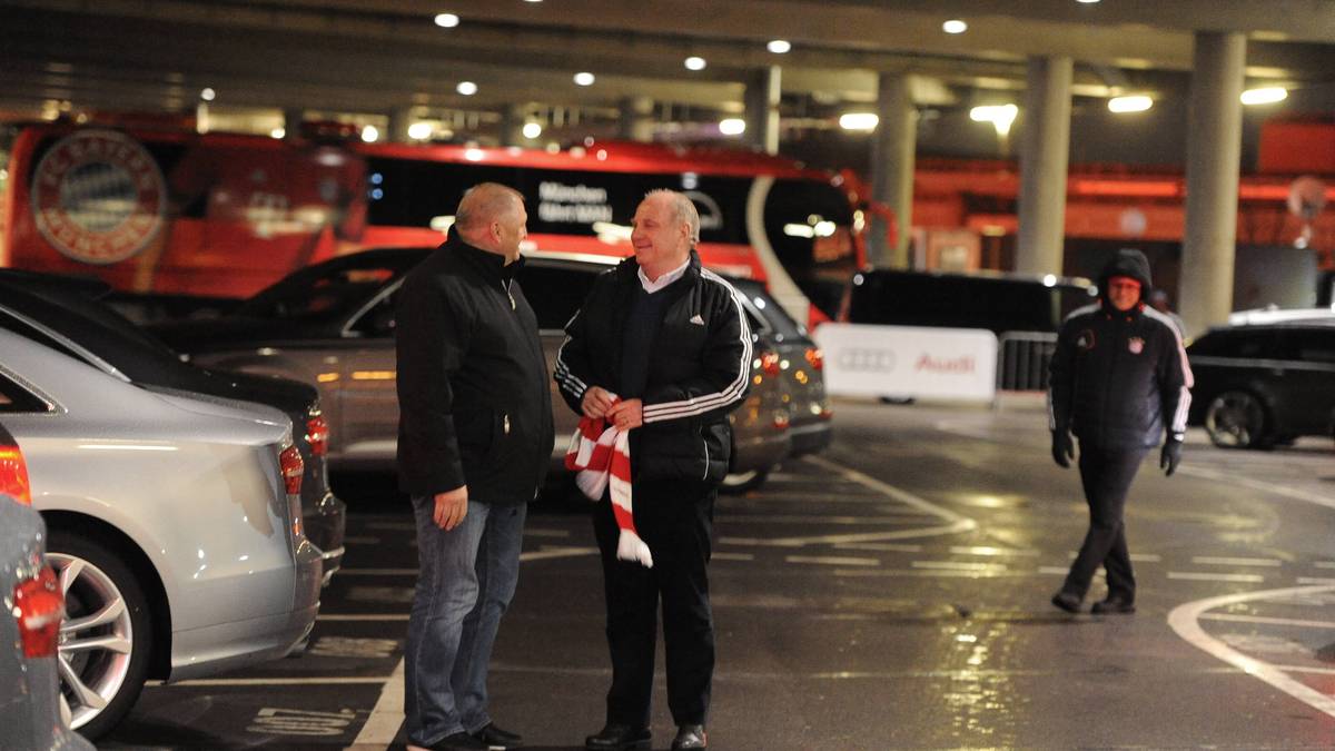Fast zwei Jahre, nachdem Hoeneß aufgrund seiner Haftstrafe das letzte Mal ein Spiel des FC Bayern besuchen durfte, sieht er sich nun die Partie gegen den FSV Mainz 05 an