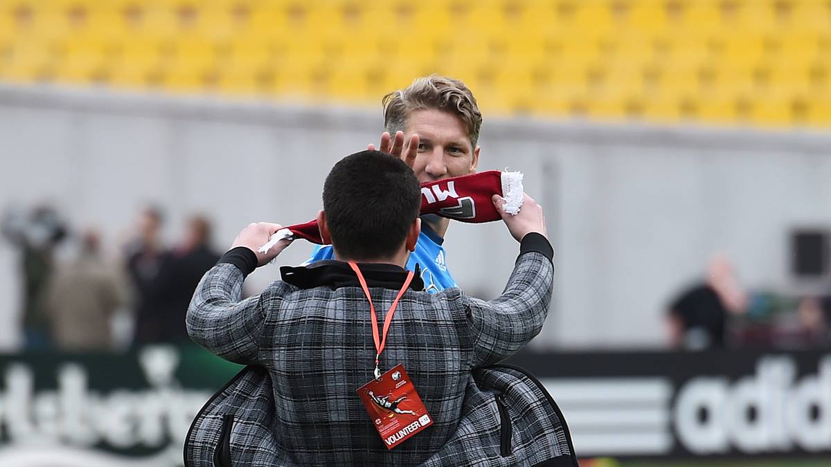 Die deutsche Nationalmannschaft wird beim Abschlusstraining vor dem EM-Qualifikationsspiel gegen Georgien im Nationalstadion von Tiflis von einem Flitzer überrascht