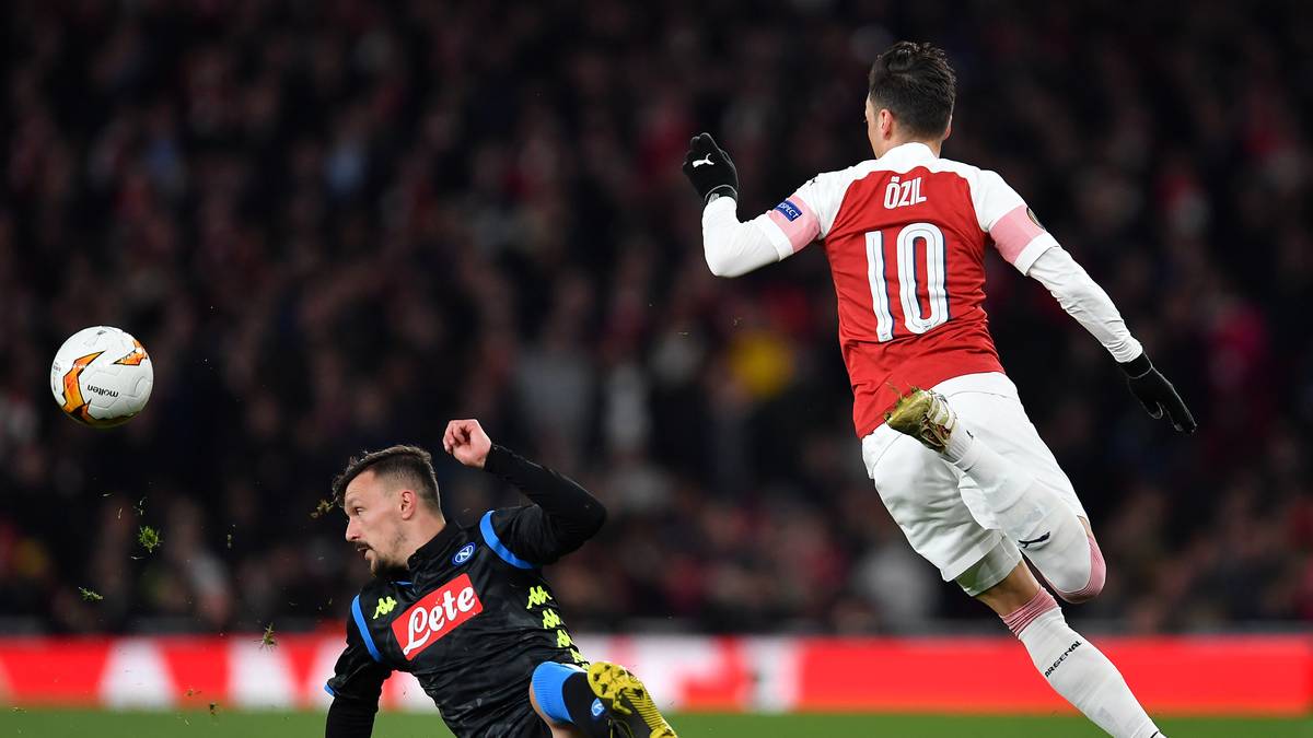 Dem Spanier ist es außerdem gelungen, auch kritische Personalien wie Spielmacher Mesut Özil wieder zu regelmäßigen Startelf-Einsätzen zu verhelfen. Besonders die taktische Flexibilität, sowie die Kader-Breite sprechen für einen Finaleinzug der "Gunners"