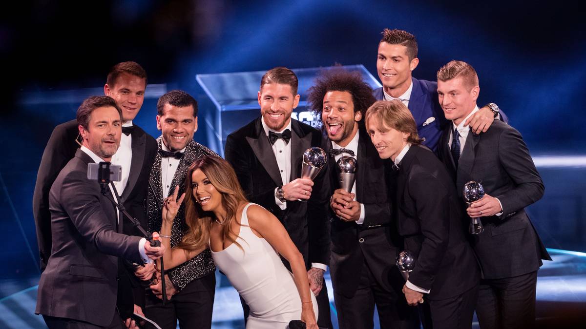 Die erste "Amtshandlung" des Moderatoren-Duos: die "FIFA-Weltelf 2016" küren. Mit Toni Kroos (r.) und Manuel Neuer (l.) schaffen es immerhin zwei deutsche Nationalspieler in die Auswahl