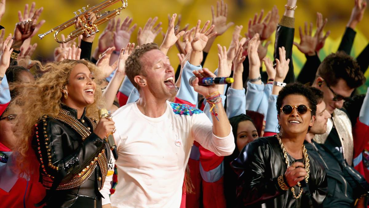 Zur Jubiläumsausgabe 2016, dem Super Bowl 50, werden Coldplay als Headliner eingeladen, die einen bunten Mix ihrer großen Hymnen wie "Viva La Vida" präsentieren. Auf der mit bunten LED besetzten Bühne stehlen dann jedoch Beyonce und Bruno Mars den Briten um Sänger Chris Martin beinahe die Show