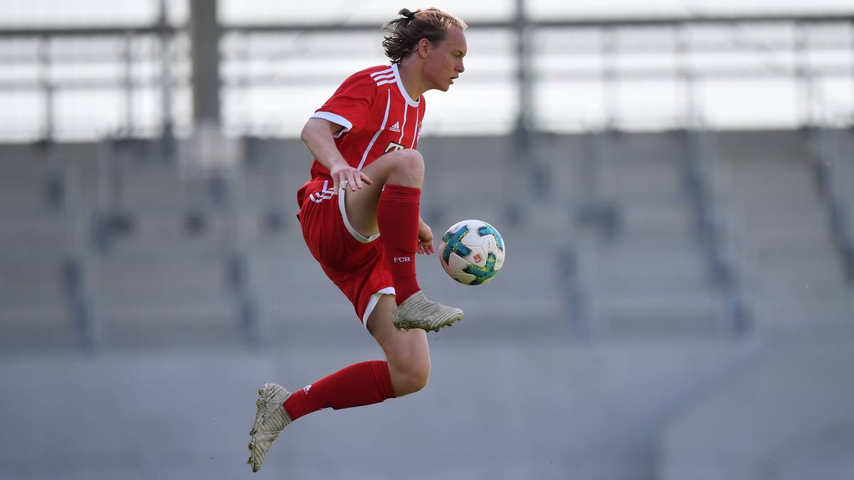 Bevor er nach München kam, waren viele weitere internationale Top-Klubs auf den 17-Jährigen scharf. In 23 Einsätzen für die U17 lieferte er fünf Vorlagen und trug sich einmal in die Torschützenliste ein