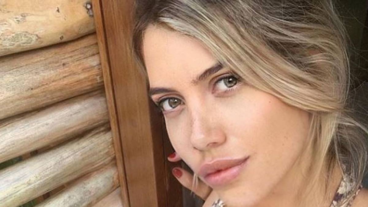 Wanda posiert mit ziemlich viel Holz: Mauro Icardis Ehefrau nimmt Aufstellung vor einer Hütte