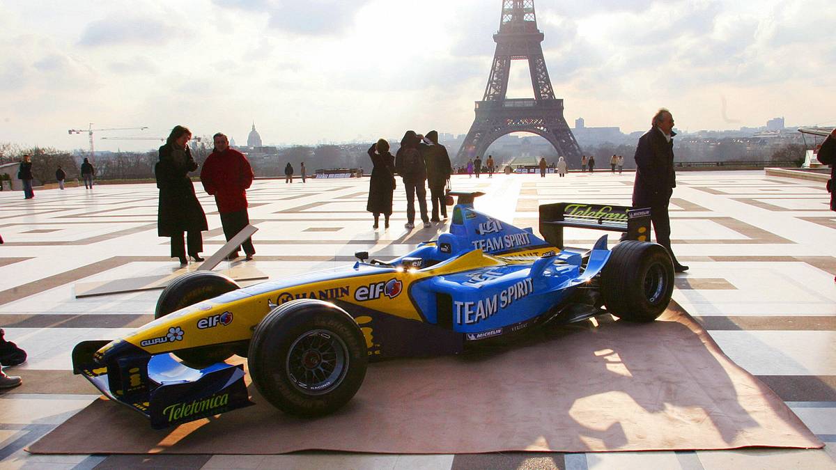 Mehr Glück hat Renault im selben Jahr. Der malerischen Präsentation vor dem Eiffelturm folgt ein WM-Titel von Fernando Alonso und der Sieg in der Konstrukteurswertung