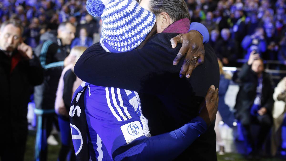 Schalke-Boss Tönnies nimmt "Asa" zum Abschied in den Arm