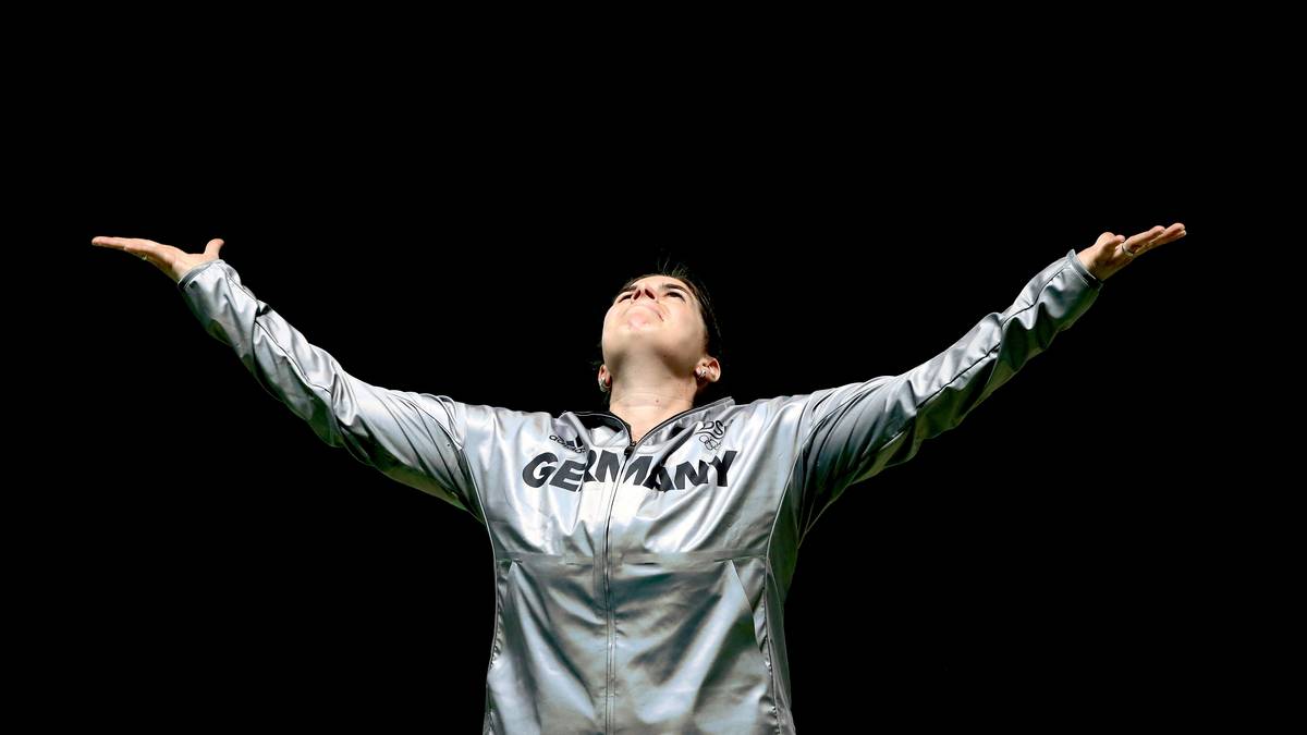 Für einen besonderen Moment aus deutscher Sicht sorgt Barbara Engleder. Die Schützin kostet ihren Olympiasieg voll aus