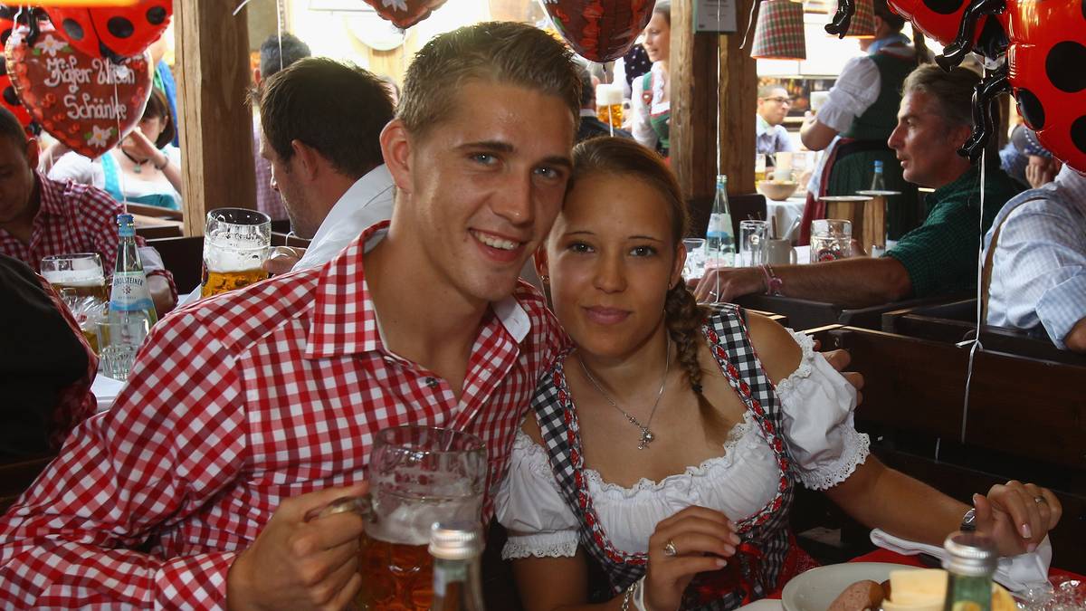 Ein Sachse in München. Nils Petersen schließt sich 2011 den Münchnern an. Zwar läuft es auf dem Platz nicht wie gewünscht, doch immerhin ein Wiesn-Besuch springt für den ehemaligen Torschützenkönig der Zweiten Liga heraus