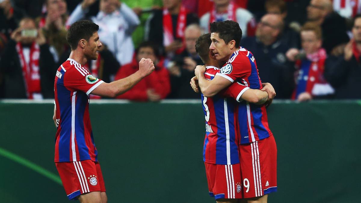 XABI ALONSO: Nach seiner Pause am Wochenende wieder in der Startformation, bekam somit den Vorzug vor Bastian Schweinsteiger. Der Routinier zeigte sich anfangs  als Passmaschine, hätte aber in der zweiten Hälfte nach abermaligem Foul auch Gelb-Rot kassieren können. Rutschte wie Lahm beim Elfmeter aus - SPORT1-Note: 4,5