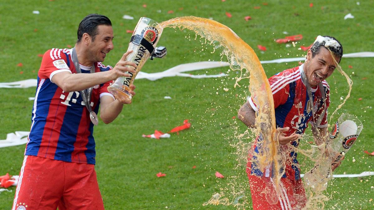 Danach gibt er bei der Übergabe der Meisterschale und der obligatorischen Weißbierdusche auch den Ton an