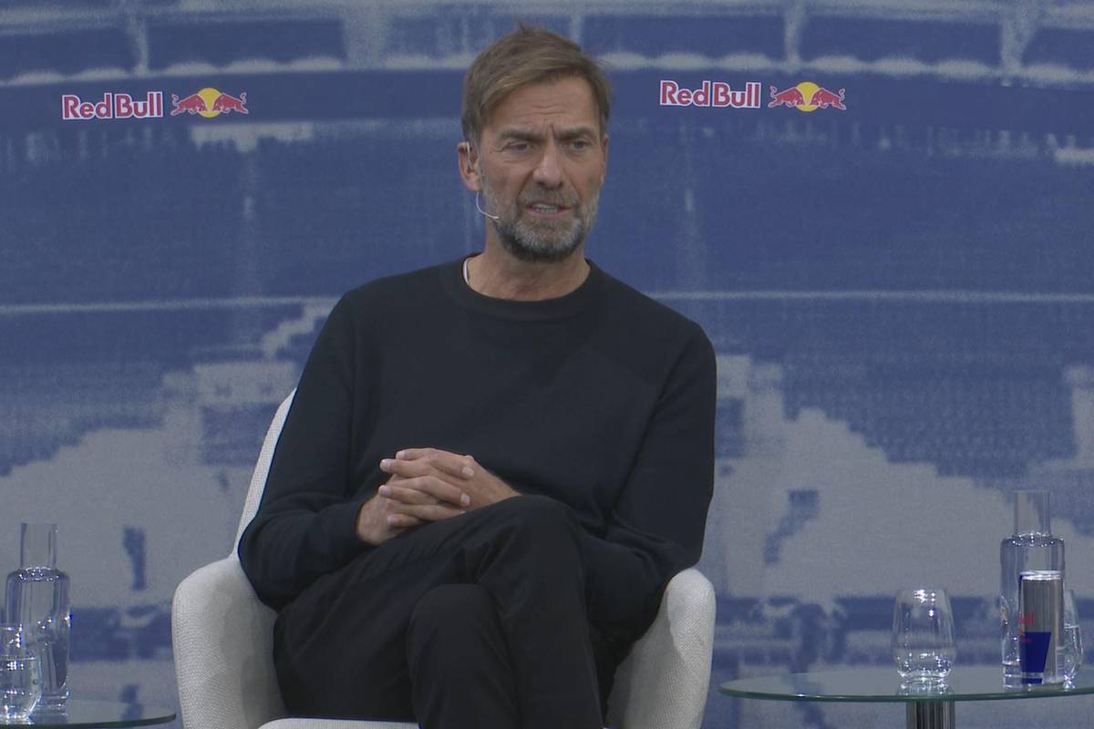 Jürgen Klopp reagiert auf die Frage, ob er im Falle eines Engpasses auf der Trainerposition eines Klubs von Red Bull Interimsweise einspringen würde.