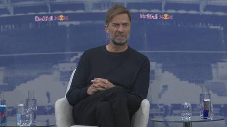 Jürgen Klopp reagiert auf die Frage, ob er im Falle eines Engpasses auf der Trainerposition eines Klubs von Red Bull Interimsweise einspringen würde.