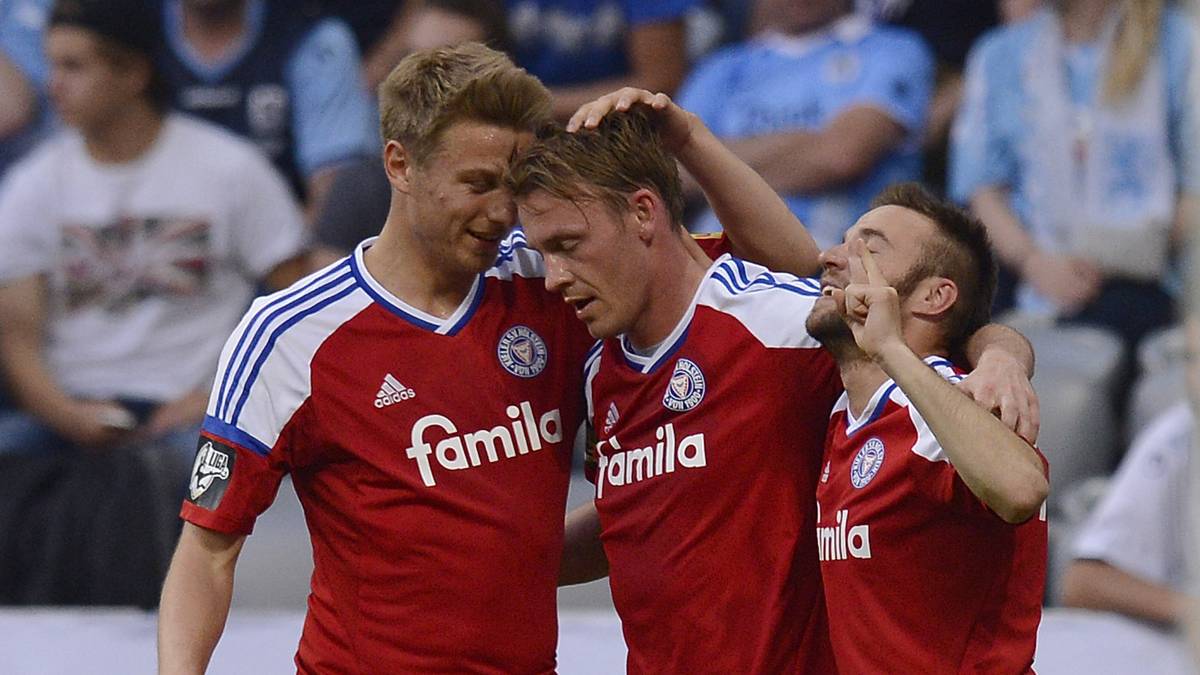 Und dann der Rückschlag: Rafael Kazior (M.) bringt Kiel aus kurzer Distanz nach einer Ecke in Führung. Nun braucht 60 auf jeden Fall einen Sieg