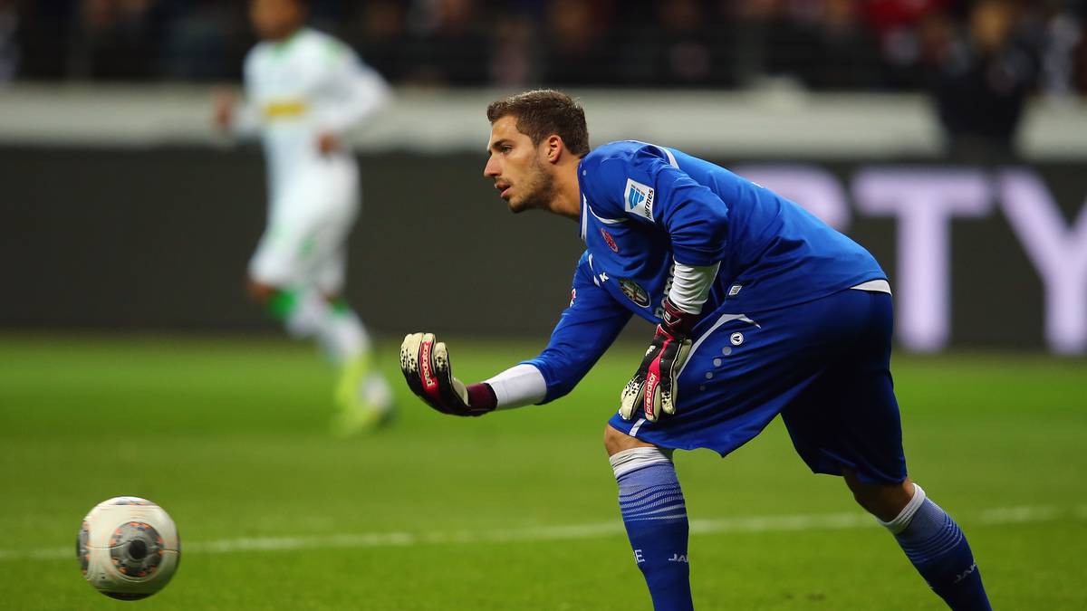 KEVIN TRAPP: Kevin Trapp zieht sich 2013 bei einem DFB-Werbedreh einen Mittelhandbruch sowie einen Bruch des Mittelfingers zu. Seinem damaligen Verein Eintracht Frankfurt fehlt er deshalb im Saisonfinale
