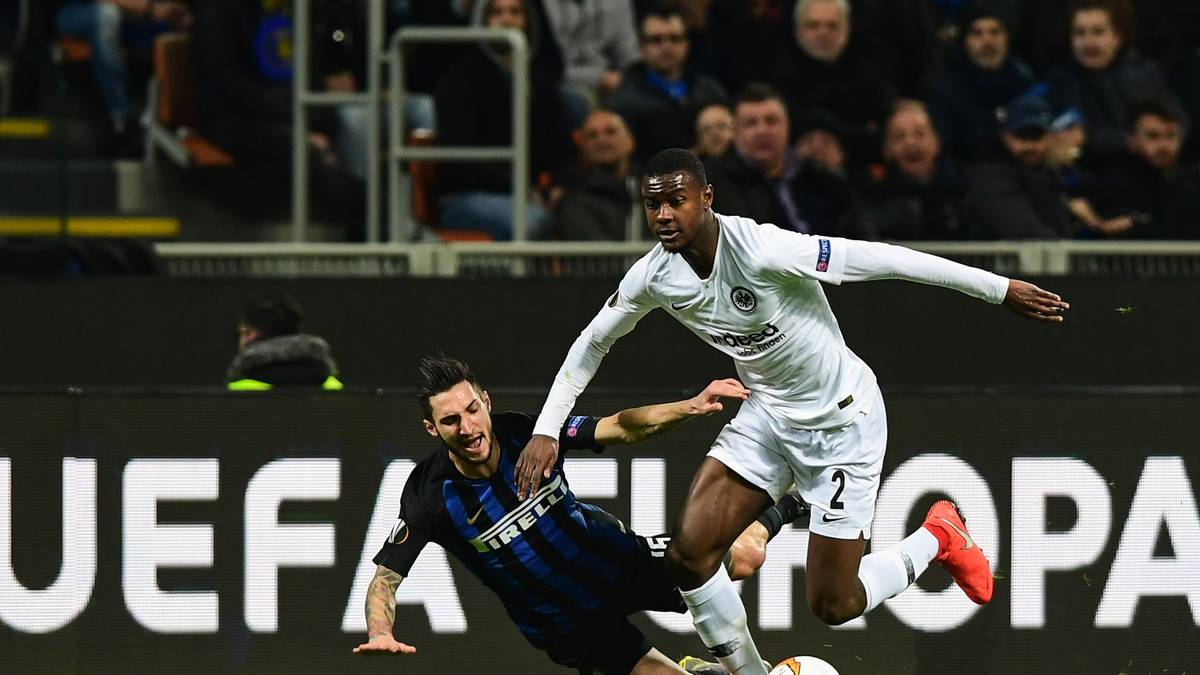 Zuletzt wurde der Verteidiger bereits mit Paris Saint-Germain und dem FC Liverpool in Verbindung gebracht. Für N'Dicka käme der Sprung zu einem richtigen Top-Team wohl noch etwas zu früh, mittelfristig könnte er aber auch für die Bayern zur Alternative werden