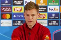 Unter Hansi Flick holte der FC Bayern 2020 das Triple und auch bei Barça läuft es aktuell sehr gut für den 59-Jährigen. Joshua Kimmich versucht zu erklären, was den Trainer der Katalanen ausmacht.