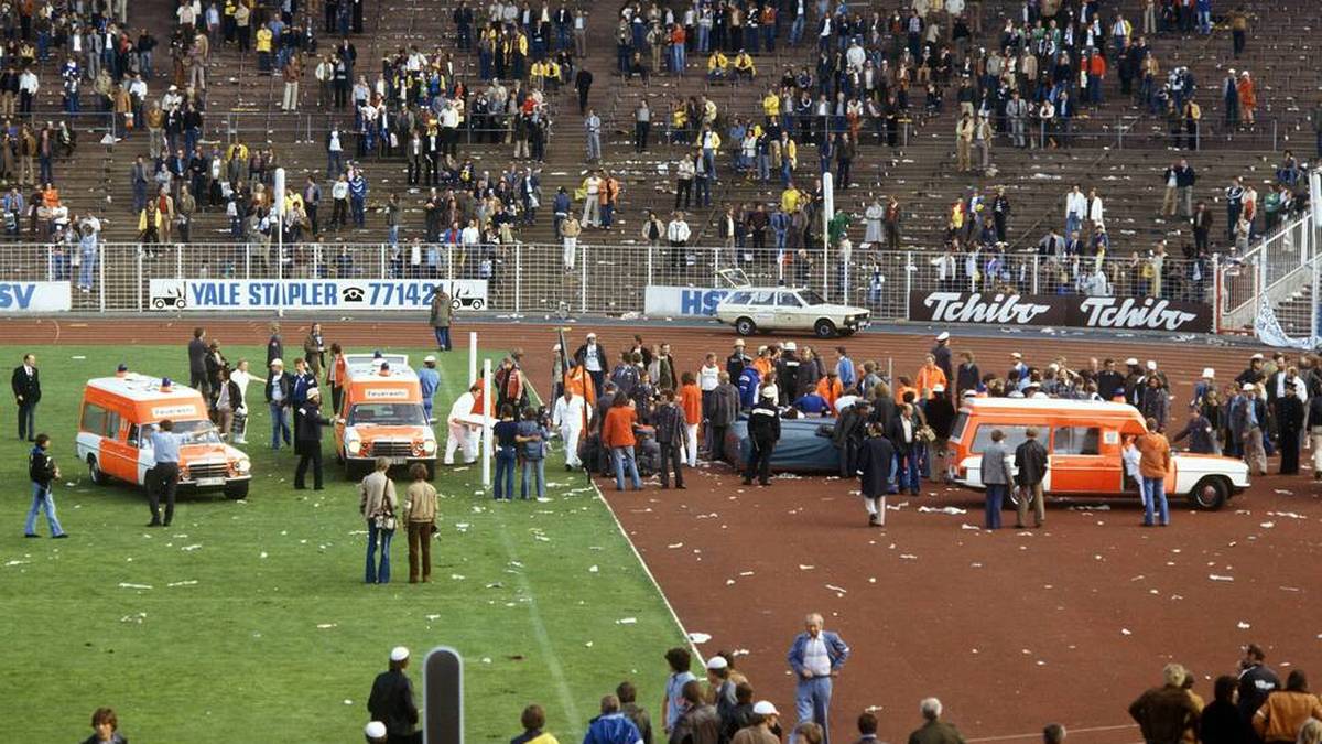 Krankenwagen im Hamburger Volksparkstadion - die Meisterfeier wurde von Ausschreitungen überschattet