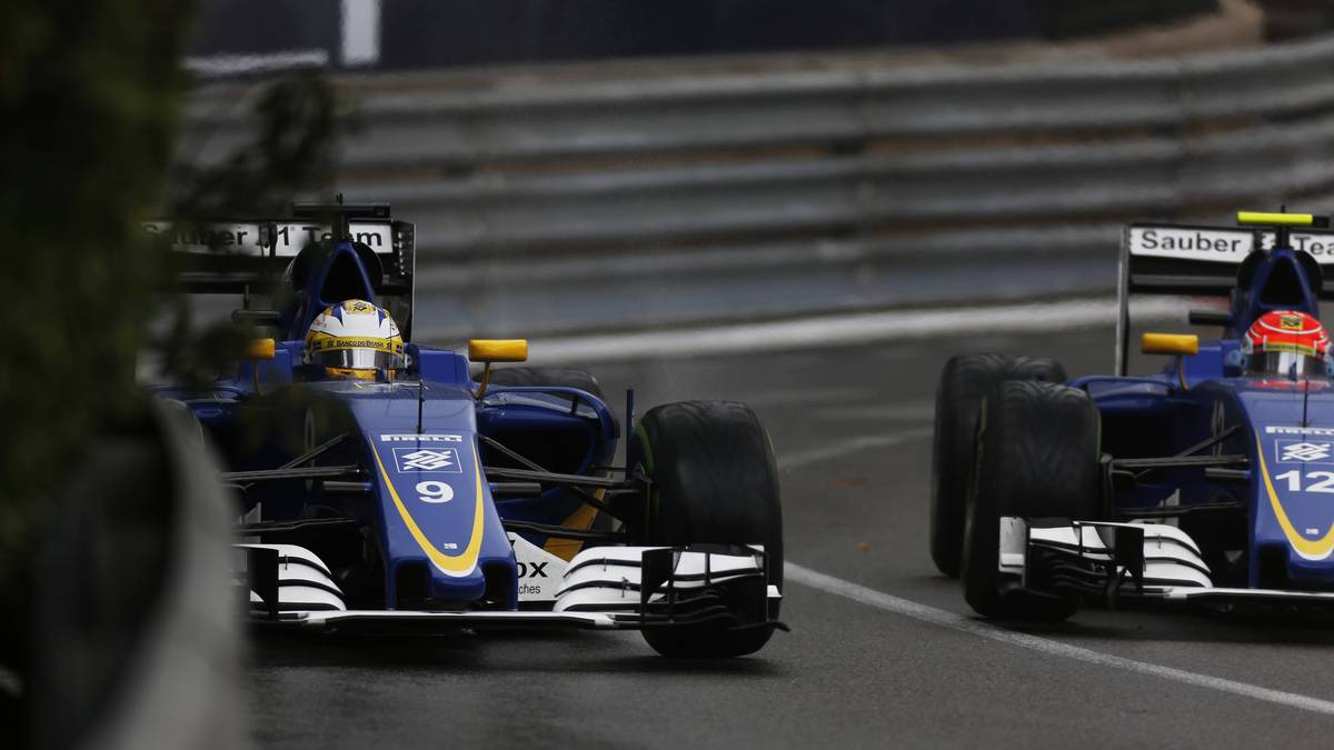 Zwei Teamkollegen, die sich in Rascasse gegenseitig in die Kisten fahren und viel Carbon-Schrott auf dem Asphalt hinterlassen. Dabei haben beide kurz zuvor die Ansage erhalten, die Plätze zu tauschen! Wie blind war das denn? Beide fallen aus, ein Desaster für die Schweizer, was für ein Komödienstadl! Hirnloser geht's kaum noch!