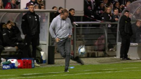 Bremen-Trainer Thomas Horsch verblüfft mit einer technischen Zaubereinlage. SPORT1 Experte Maik Franz ist schwer beeindruckt.