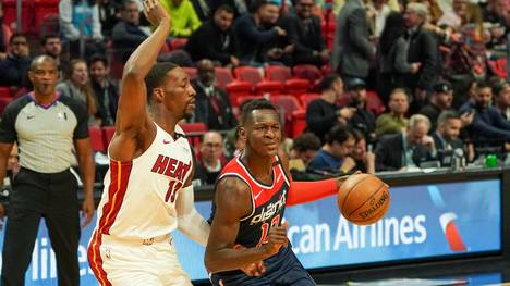 Isaac Bonga (re., hier gegen Bam Adebayo von den Miami Heat) steht bei den Washington Wizards offenbar vor dem Abgang