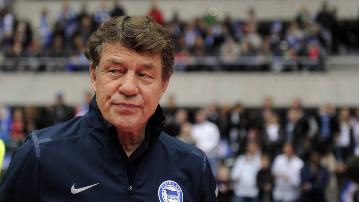 In 14 Jahren beim SVW formt Rehhagel die Mannschaft zu einem Spitzenteam und holt jeweils zweimal den Pokal und die Meisterschaft. Darüber hinaus schreibt der heute 81-Jährige Geschichte, als er mit dem damaligen Zweitligisten Kaiserslautern aufsteigt und im darauffolgenden Jahr die Bundesliga-Meisterschaft 1998 gewinnt. Bis heute hat ihm das keiner nachgemacht. Letzte Trainerstation in der Bundesliga: Hertha BSC (11/12)