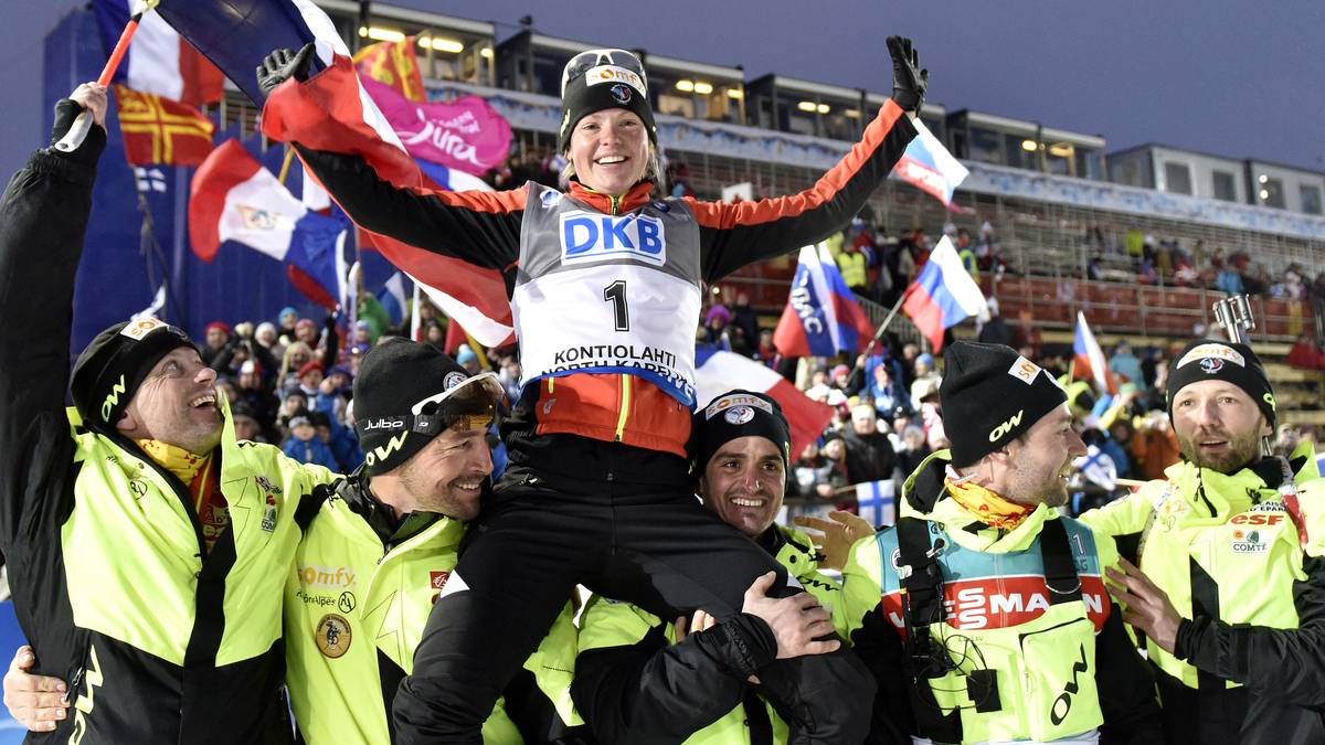 Den großen Triumph feiert Marie Dorin-Habert - wie sich das gehört auf den Schultern ihrer männlichen Kollegen