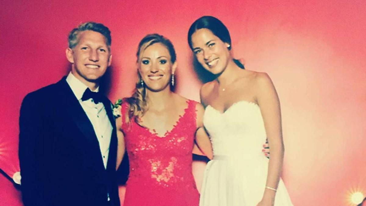 Auch gute Freunde sind wichtig - und manche davon lernt man tatsächlich auf der Tour kennen: Ana Ivanovic und Kerber sind regelmäßig zusammen unterwegs. Kein Wunder also, dass Kerber auch bei der Hochzeit von Ivanovic und Bastian Schweinsteiger eingeladen war. Neben dem Paar macht Kerber eine gute Figur! Der eigene Traummann fehlt allerdings: "Ich warte noch auf meine Heiratsanträge", sagt sie nach ihrer Rückkehr von den US Open
