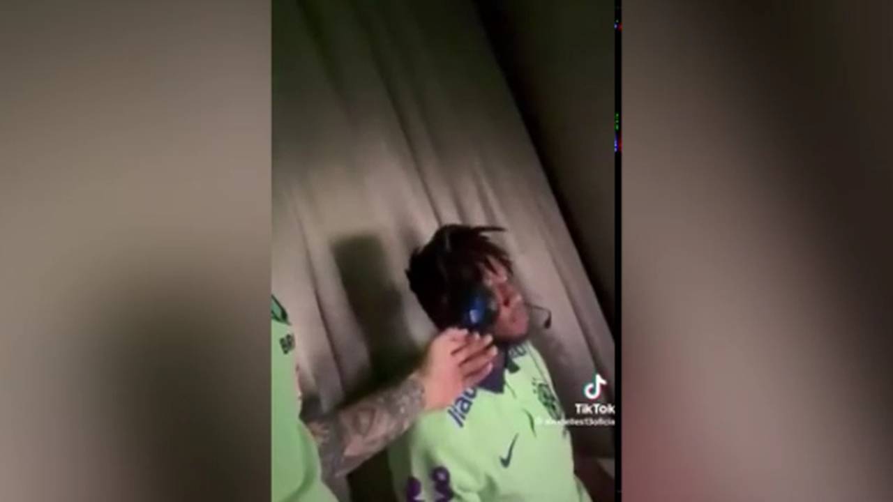 WM: Brasilien-Star Fred wird beim Zocken von Alex Telles genervt