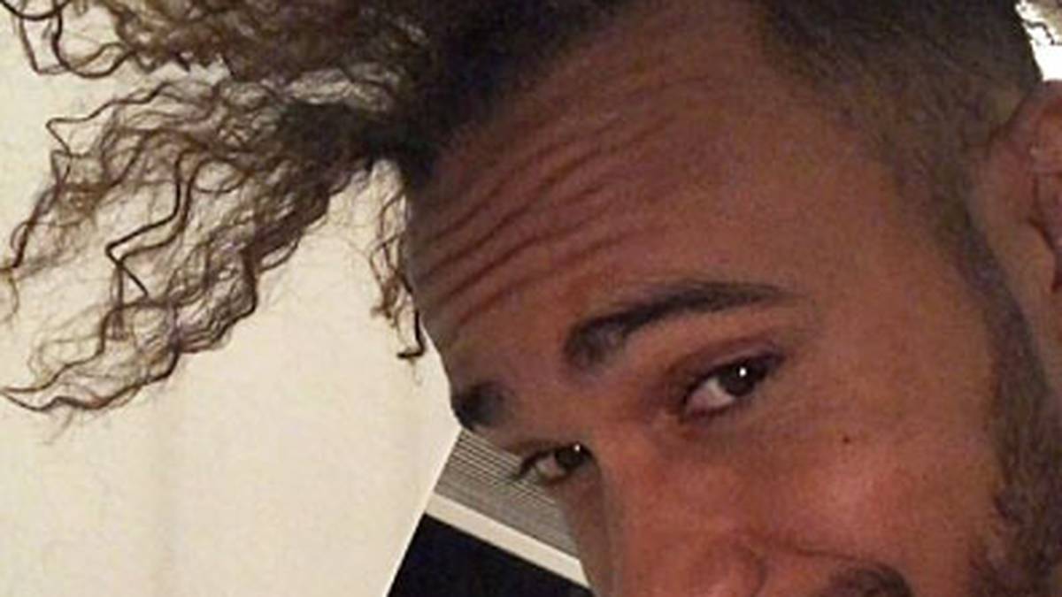 Für seine Fans öffnet Hamilton die Zöpfchen wieder. Mit dem Ergebnis, dass seine Haare in alle Himmelsrichtungen abstehen