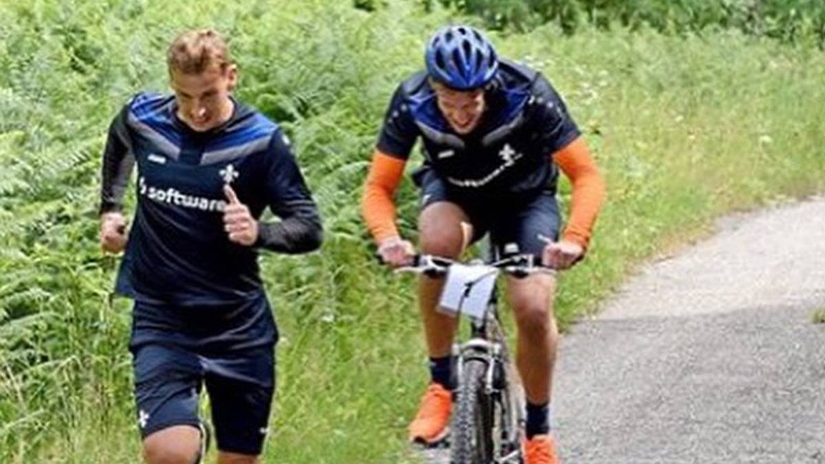 Der SV Darmstadt 98 trägt sein Trainingslager im Schwarzwald aus. Hier machen Keeper Patrick Platins (l.) und Christian Mathenia ein Wettrennen mit ungleichen Voraussetzungen