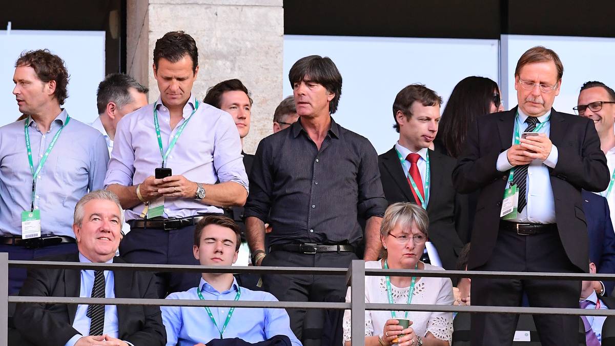 Auch Bundestrainer Joachim Löw und Manager Oliver Bierhoff lassen sich die Partie freilich nicht entgehen 
 /         (Photo credit should read TOBIAS SCHWARZ/AFP/Getty Images)