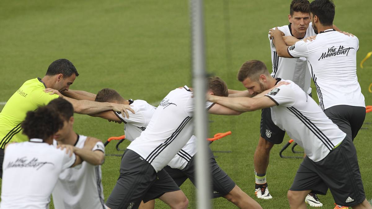 Dann kommt es zum Kräftemessen. Jeweils zwei Akteure der Mannschaft stehen sich gegenüber