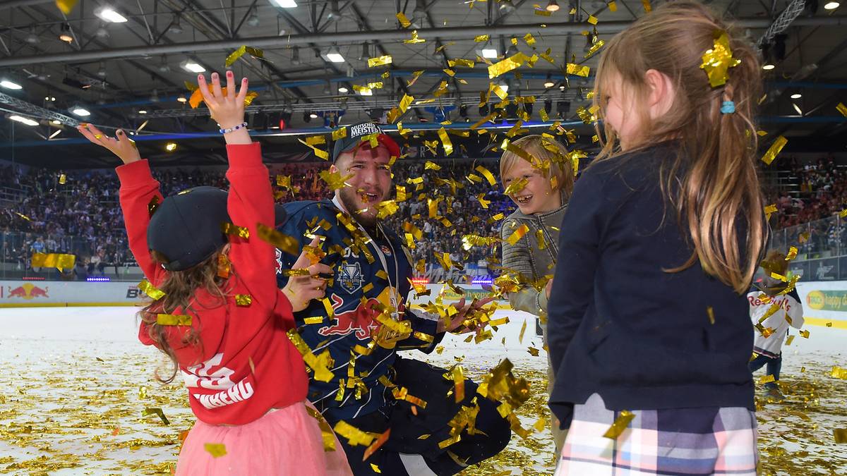 Die Kids haben die größte Freude mit dem Konfetti