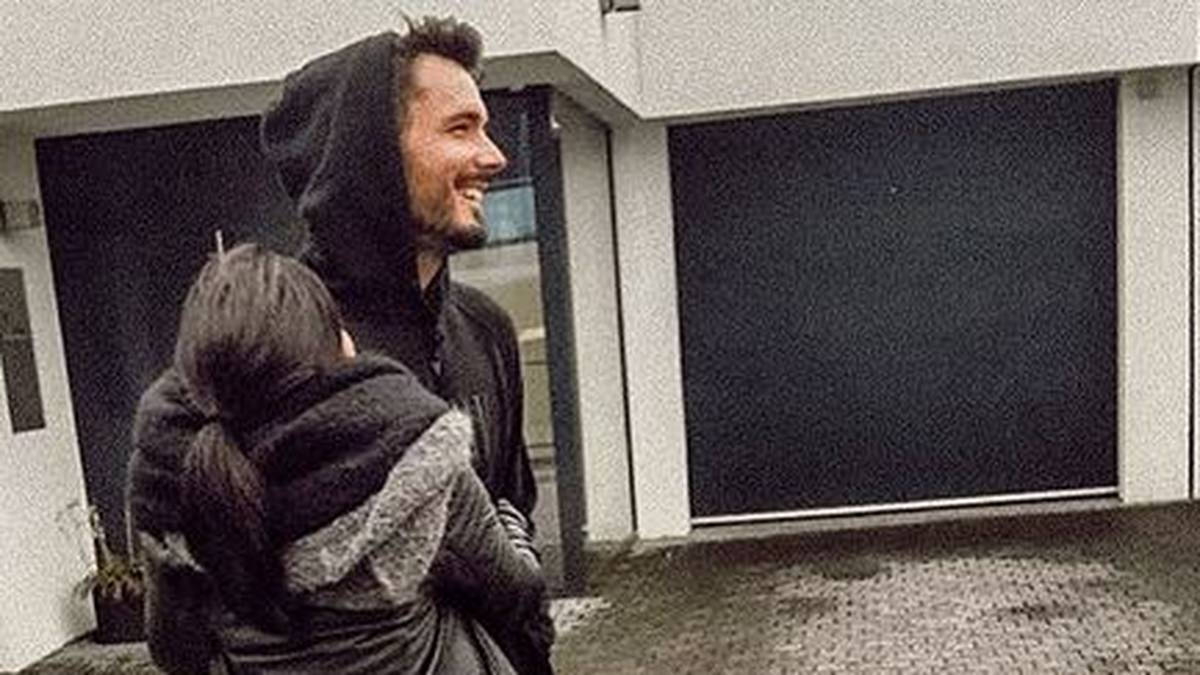 Wer turtelt denn da mit Roman Bürki? Die Dame, die den BVB-Keeper hier in die Arme schließt, heißt Marlen Valderrama-Alvarez