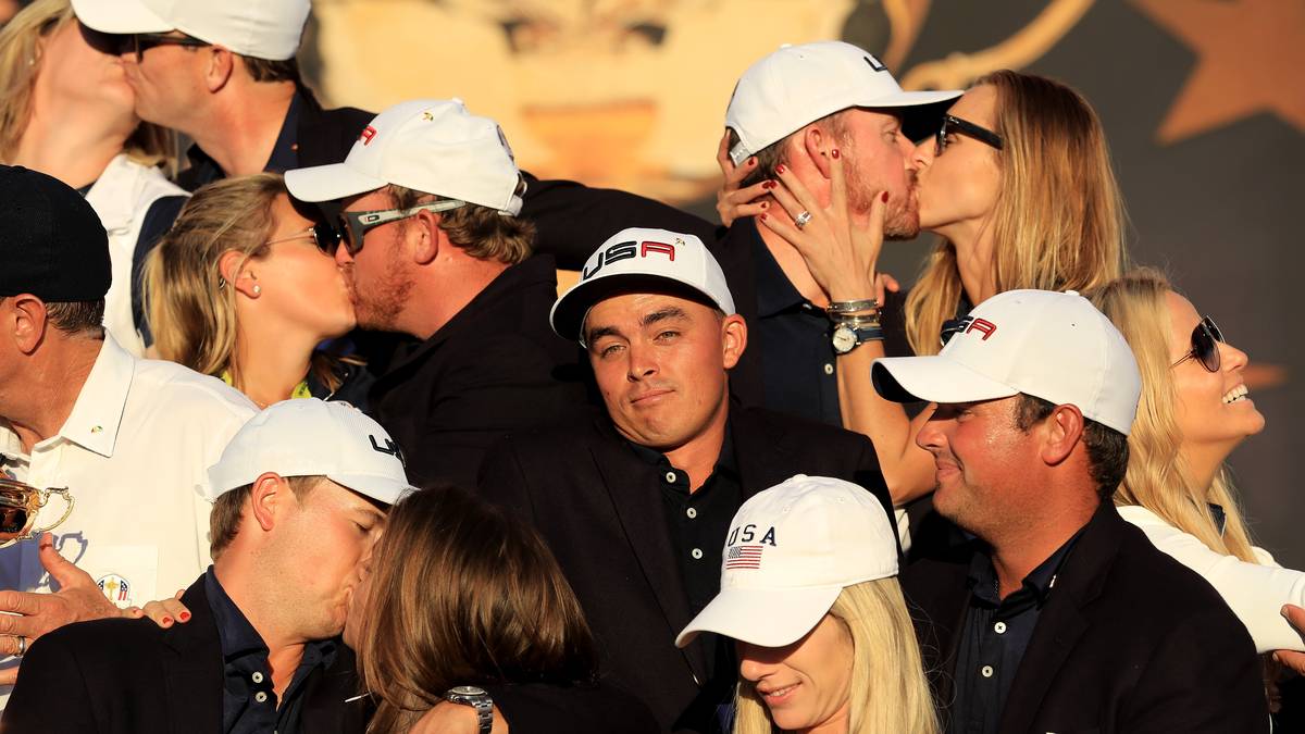 Als dieses Bild nach dem Ryder-Cup-Sieg der USA 2016 um die Welt geht, konnte man fast schon Mitleid haben mit Rickie Fowler. Jeder seiner Kollegen küsst auf dem Siegerfoto seine Angetraute, nur Rickie ist zu diesem Zeitpunkt noch single