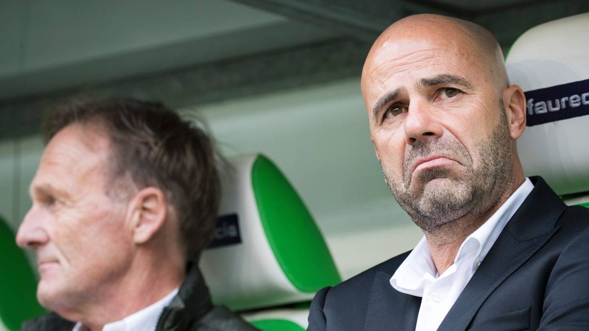 Warum guckt Peter Bosz (r.) so grimmig? Einen Grund dafür gibt es jedenfalls nicht. Sein Team geht mit einer 2:0-Führung in die Pause. Christian Pulisic macht den Anfang...