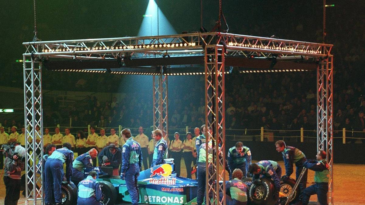 Ein Auftritt wie beim Wrestling: Sauber Petronas lässt im Jahr 2000 sein Auto in einem Metallwürfel auf die Bühne. Natürlich auch hier dabei: der obligatorische Boxenstop