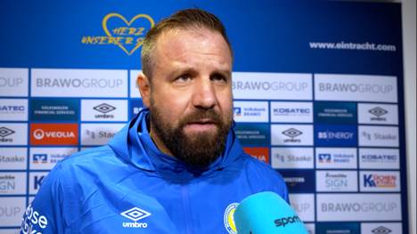 Erencan Yardimci von Eintracht Braunschweig brennen im Niedersachsen-Derby gegen Hannover 96 kurzzeitig die Sicherungen durch. Er würgt seinen Gegenspieler Boris Tomiak mit beiden Händen und kassiert Rot. Trainer Heiner Backhaus und Mitspieler Sven Köhler äußern sich. 