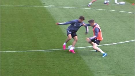 Thomas Müller im Dribbler-Modus! Beim DFB-Training knöpft sich der Rückkehrer diese Woche Matthias Ginter vor - und lässt den Gladbacher ziemlich alt aussehen.