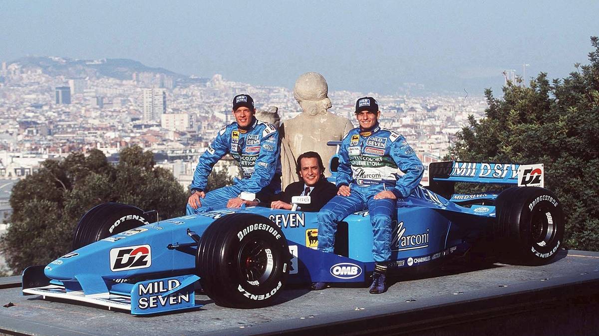 Benetton im Reisefieber: Im Jahr 2000 ist kein Aufwand zu groß. Für die B200-Vorstellung geht es in luftige Höhen auf den Olympiaberg von Barcelona