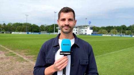 Der FC Schalke 04 entlässt Trainer Kees van Wonderen mit sofortiger Wirkung. SPORT1 Reporter Manfred Sedlbauer ist vor Ort in Gelsenkirchen und ordnet das Chaos auf Schalke ein.