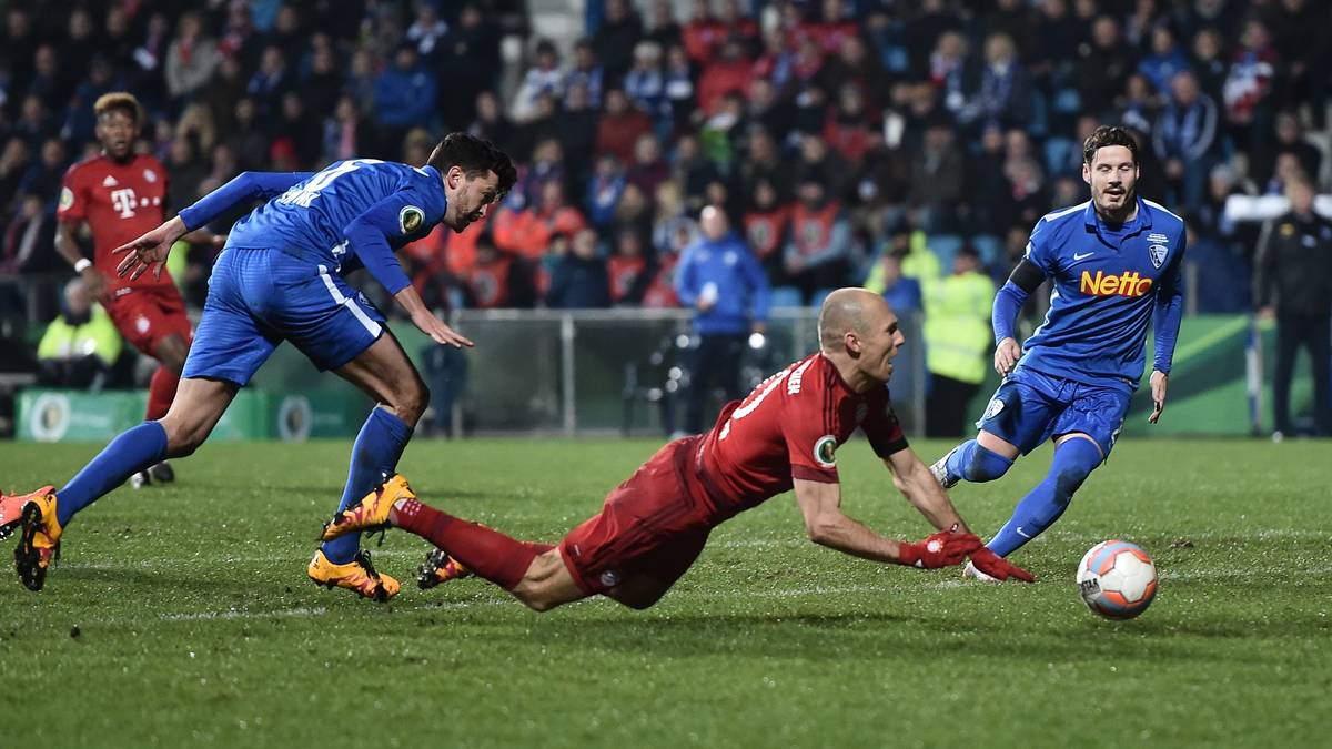 ARJEN ROBBEN (2016): Noch gar nicht so lange her: Im Pokal-Viertelfinale 2016 in Bochum geht Arjen Robben nach einem minimalen Kontakt von Jan Simunek spektakulär zu Boden. Simunek fliegt vom Platz, Bayern verwandelt den Elfmeter
