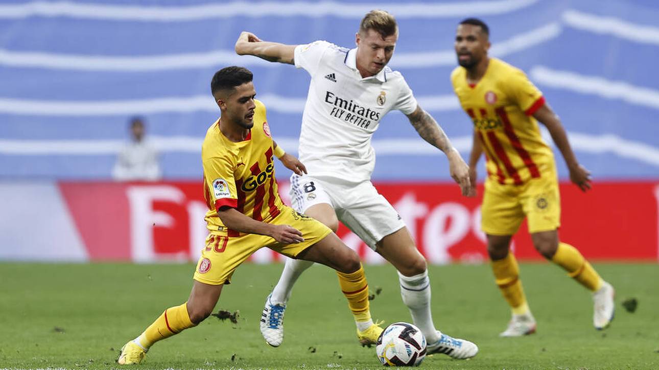 Toni Kroos im Zweikampf mit Yan Couto (l.)