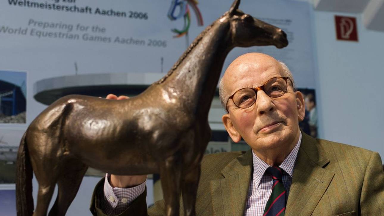 Hans Günter Winkler mit einem Bronzeguss von Halla kurz vor seinem 90. Geburtstag 2016